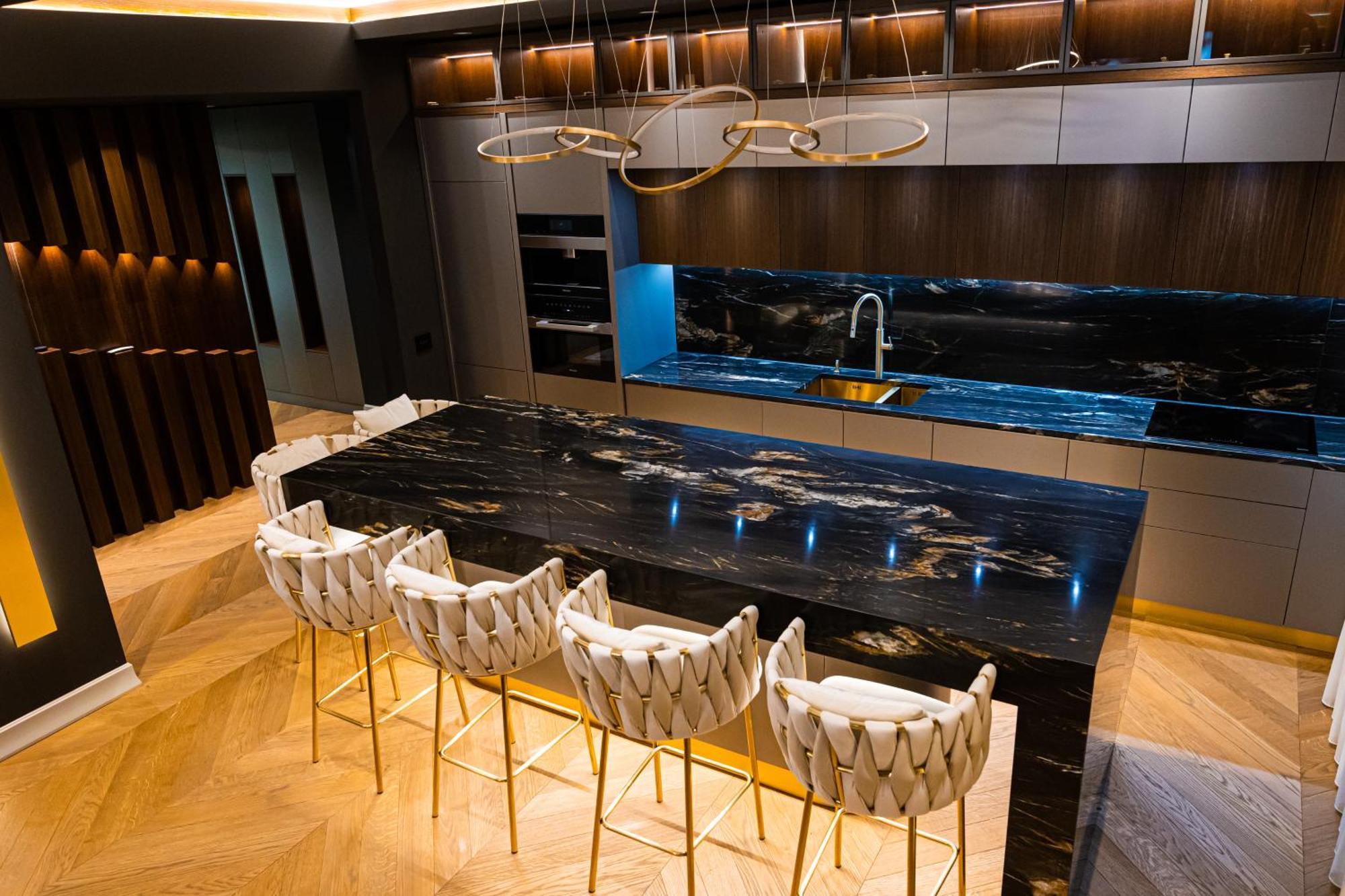 Deluxe Aparthotel Marwell Residence Сучеава Стая снимка