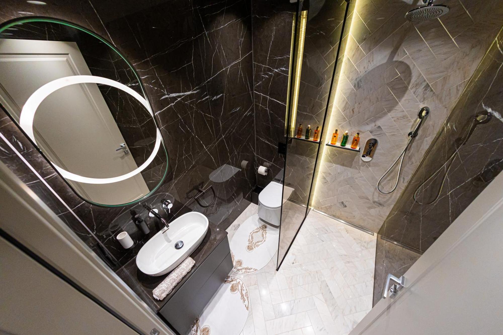 Deluxe Aparthotel Marwell Residence Сучеава Стая снимка